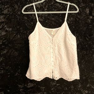100% cotton white EYELET button-front CAMISOLE. Adjustable straps. EUC Size M